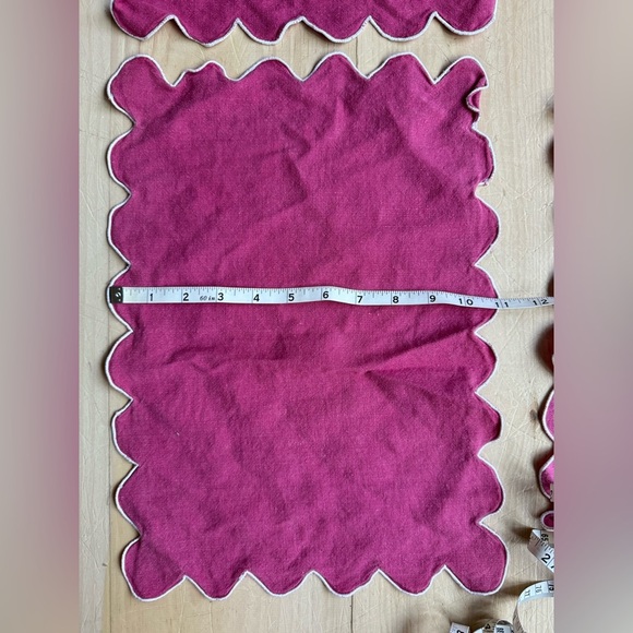 Scalloped Linen Placemats - Picture 3 of 3